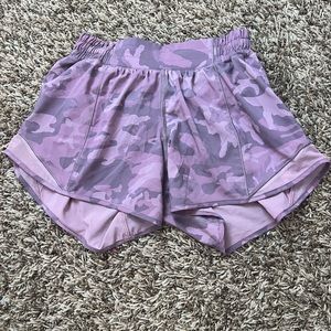 LULULEMON low rise 4 inch pink camo hotty hots